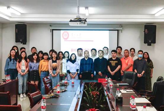 1621475281126995.jpg 一群人站在房间里 描述已自动生成