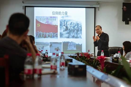 1621475411763598.jpg 一群人站在桌子边 描述已自动生成