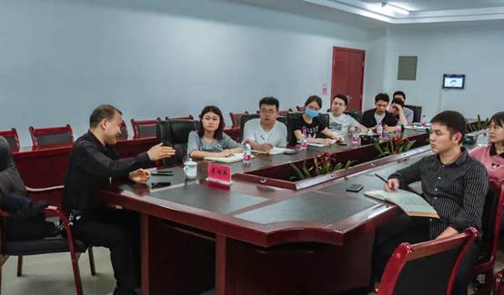 1621475468742040.jpg 会议室里的人们 描述已自动生成