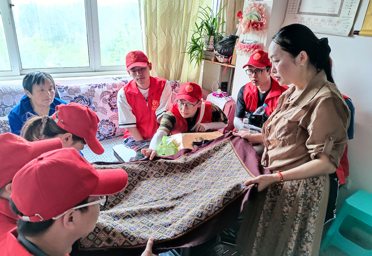 1632657366798885.jpg 绣娘马德英老师讲解绣品.jpg