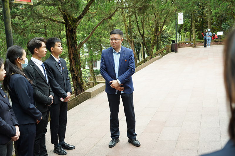 1648634422128837.jpg 给学生讲述遵义战役.JPG