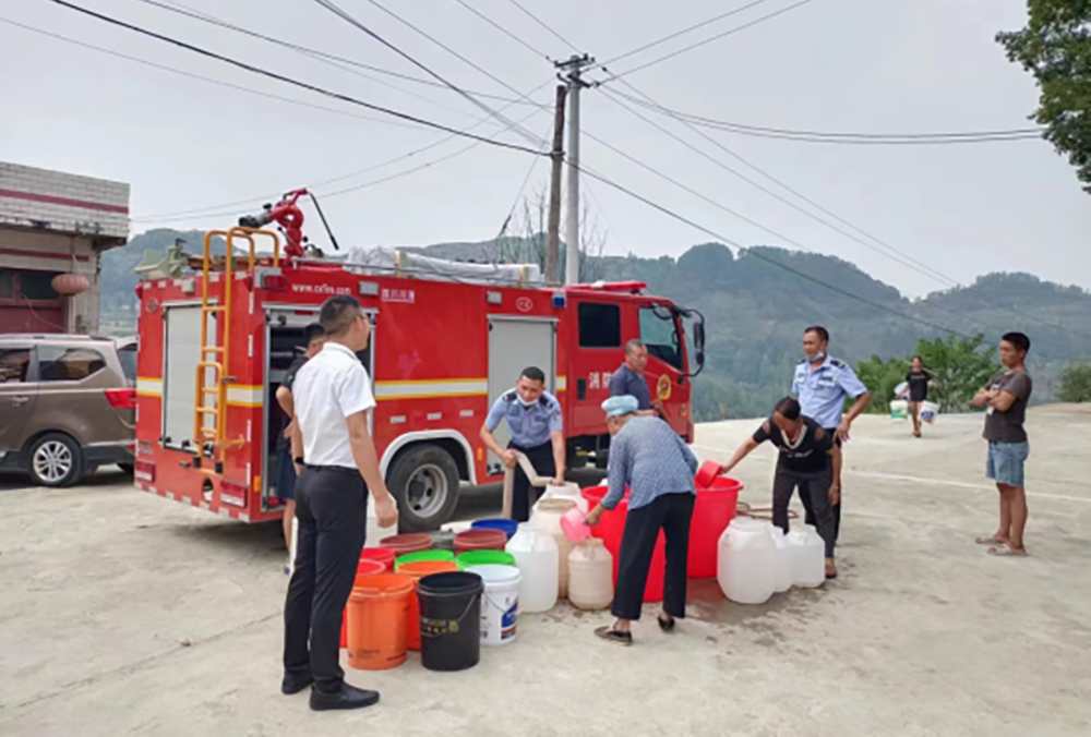 1666157240794065.png 图2 今年旱情严重,组织消防拉水保障村民日常饮水需求.png