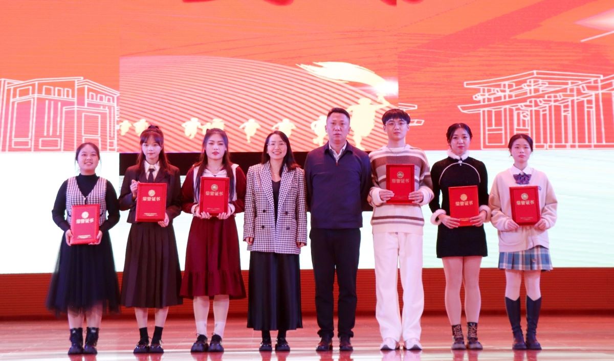 1669426734113048.jpg 颁奖.jpg