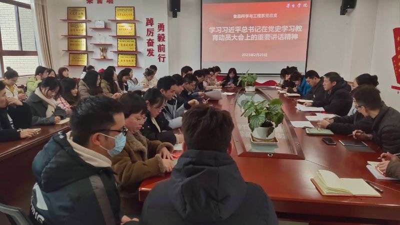 一群人在餐厅里AI 生成的内容可能不正确。