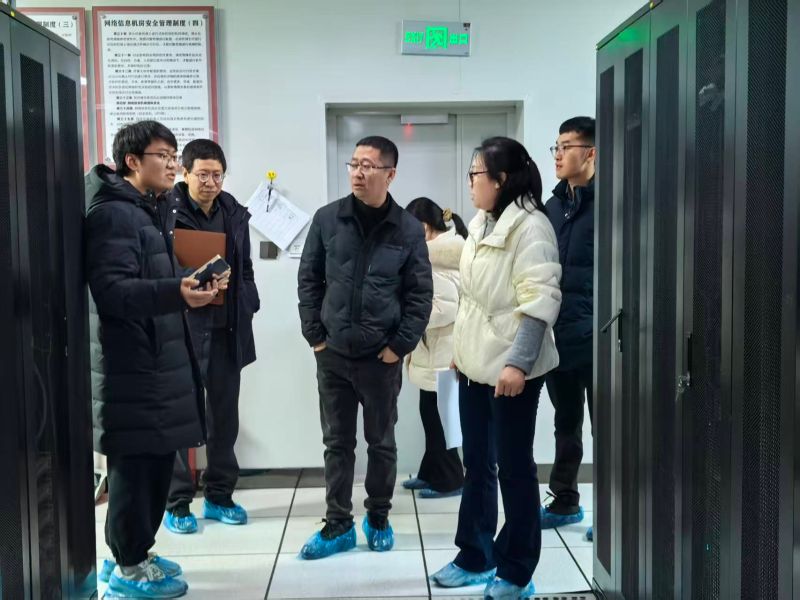 青娱乐极品视觉盛宴校领导深入图书信息中心开展寒假前安全工作检查